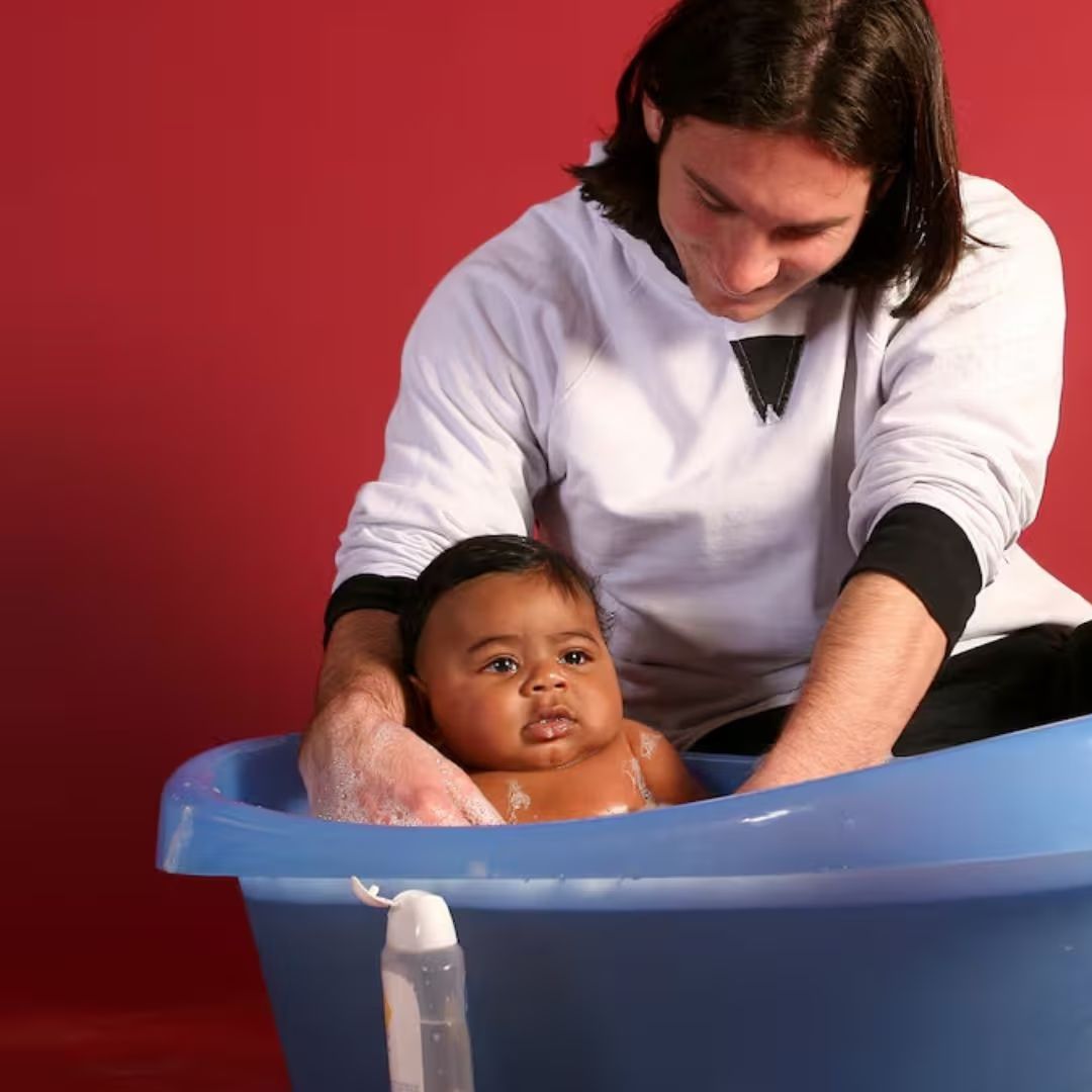 Histórica foto de Leo Messi bañando a Lamine Yamal