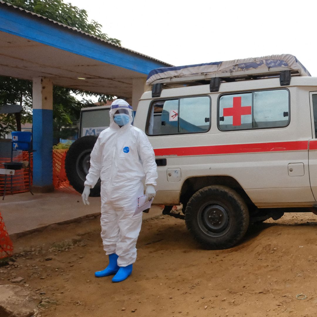 Un médico usa un traje especial para evitar contagiarse del virus del ébola en Bunia, Congo