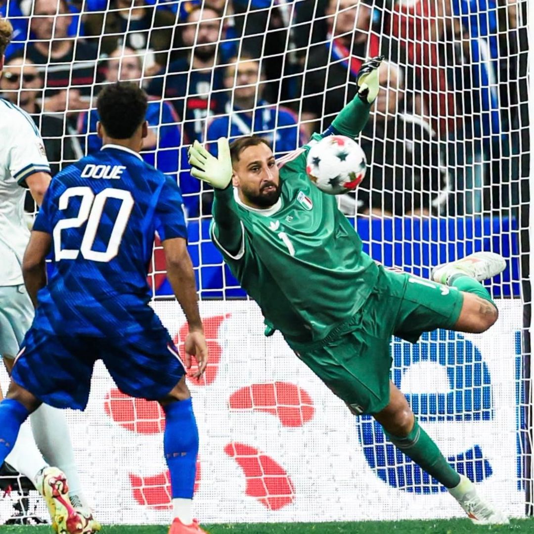 El portero Gianluigi Donnarumma se lanza para desviar un remate de los atacantes franceses.