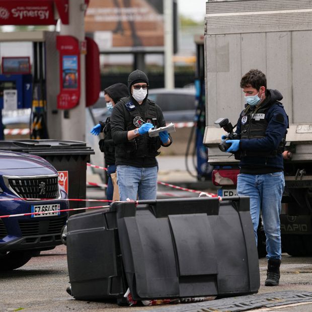 Policías recogen pruebas del ataque de un sujeto cerca de París, Francia