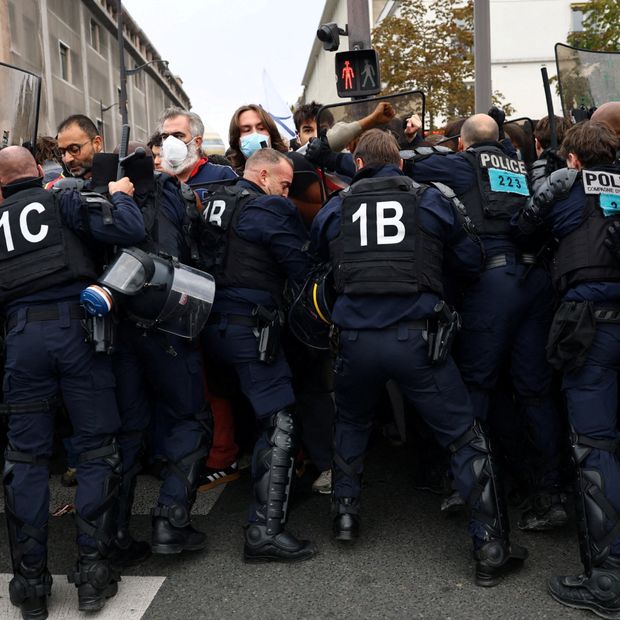 Policías antidisturbios franceses confrontan a estudiantes en París