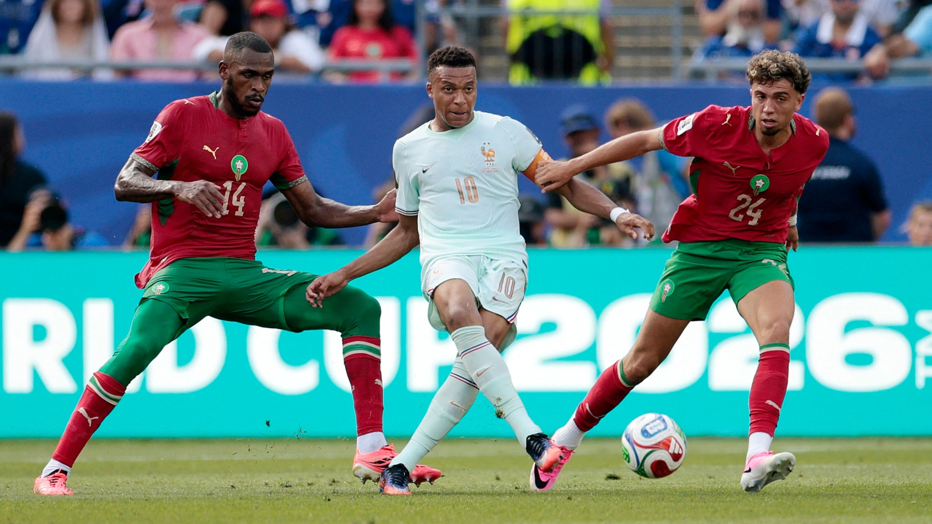 Kylian Mbappé es marcado por dos jugadores de Marruecos en el Mundial 2026