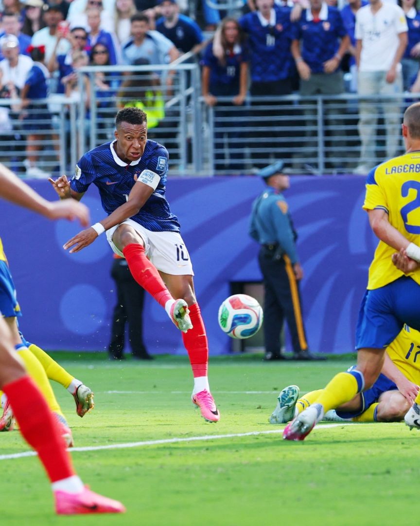 Kylian Mbappé de Francia dispara a gol ante la portería de Suecia. Foto: Reuters