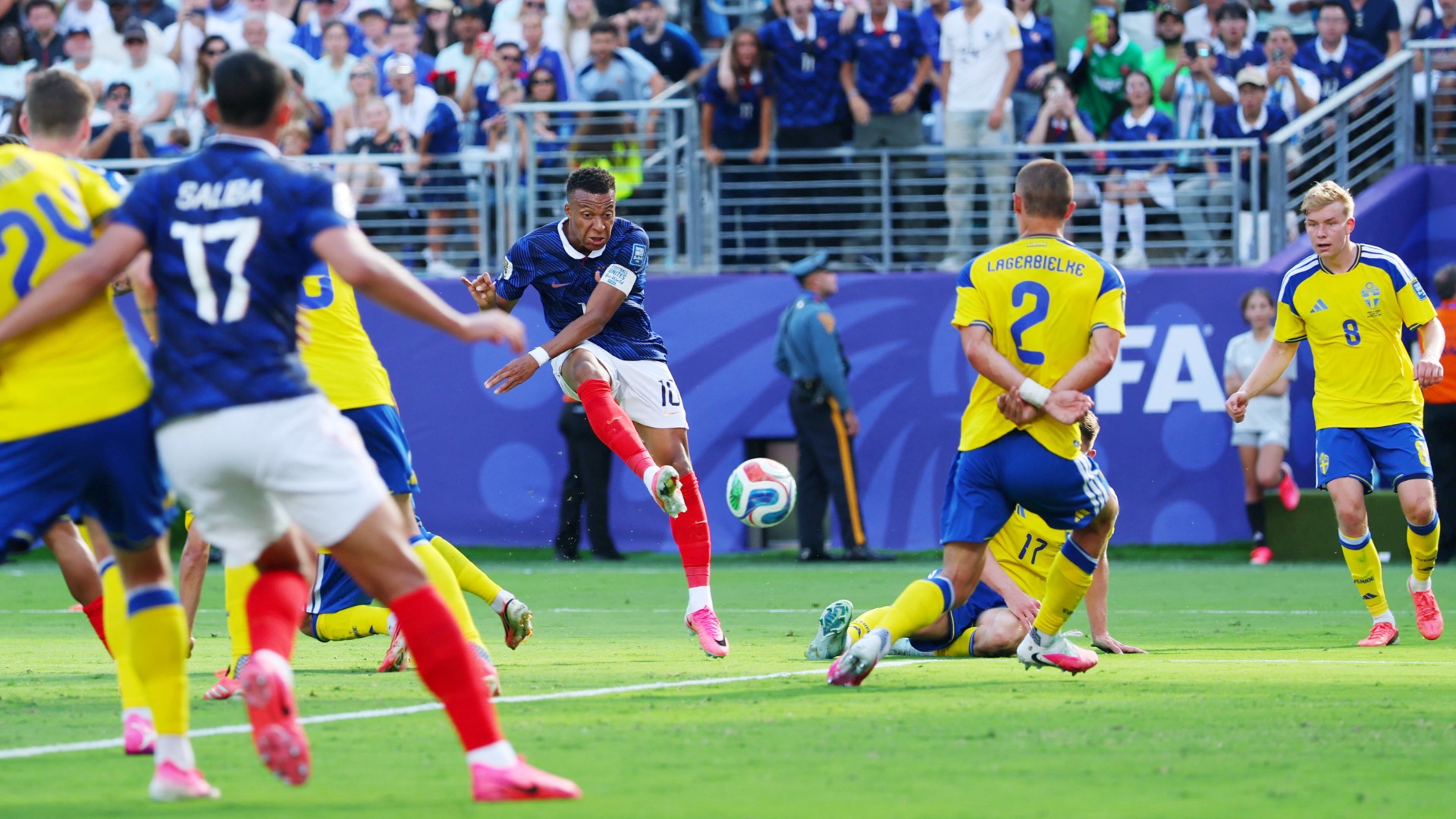 Kylian Mbappé de Francia dispara a gol ante la portería de Suecia. Foto: Reuters