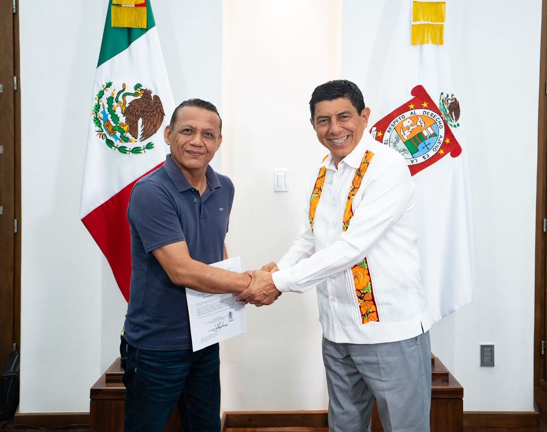 Francisco Vásquez estrecha las manos con Salomón Jara durante su deisgnación como comisionado municipal temporal en Juchitán
