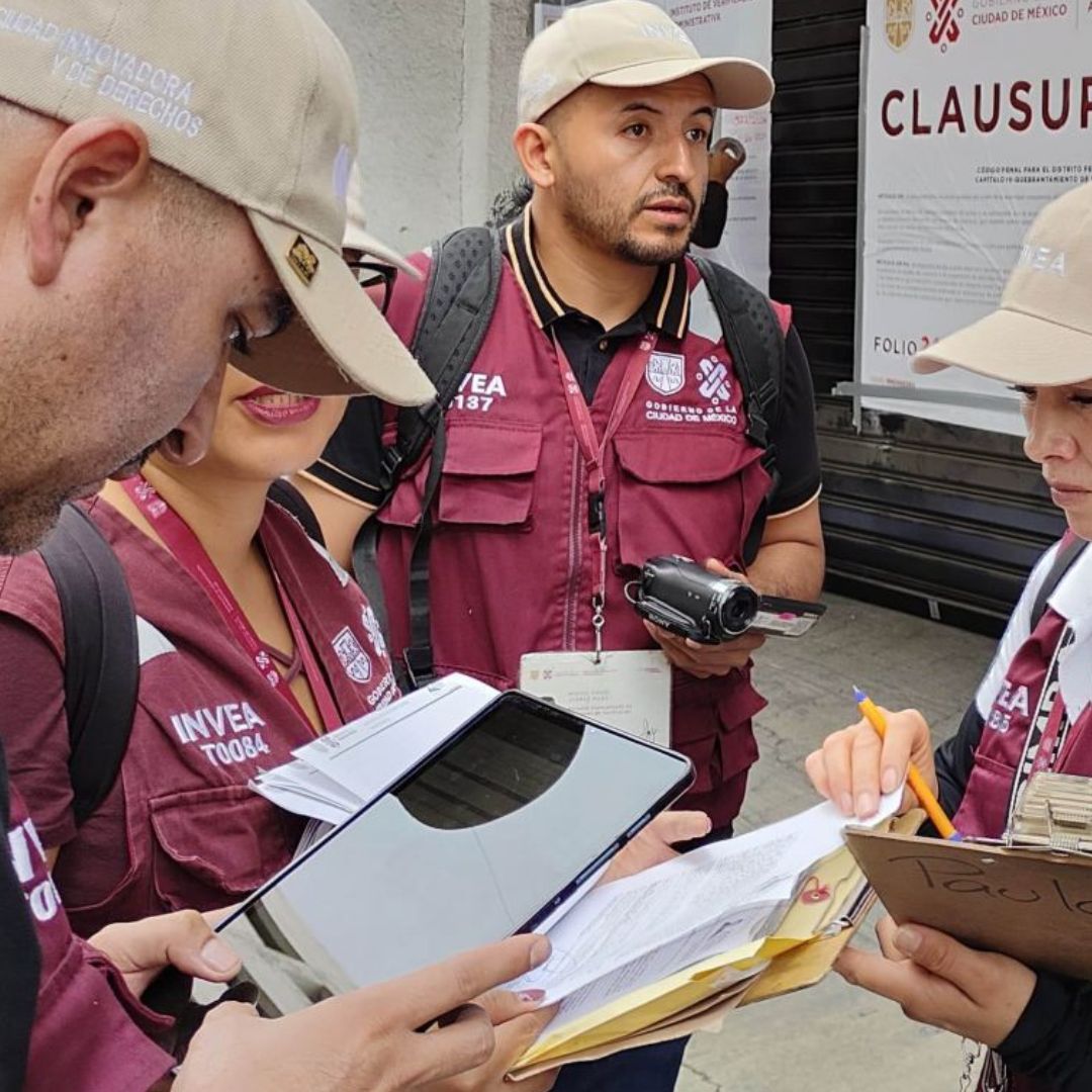 Los falsos servidores públicos advierten a sus víctimas que serán sancionados