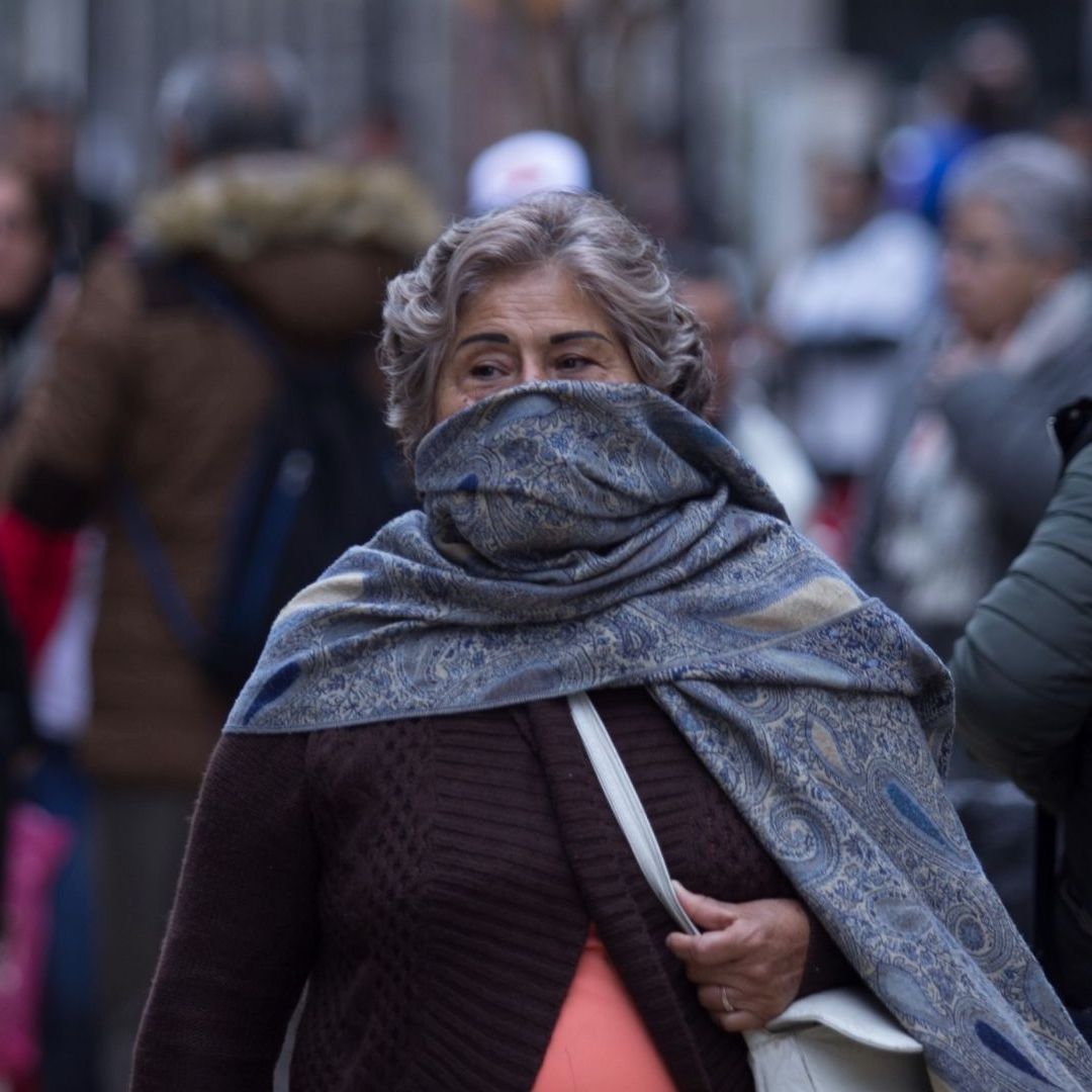 Mujer durante un frente frío en CDMX