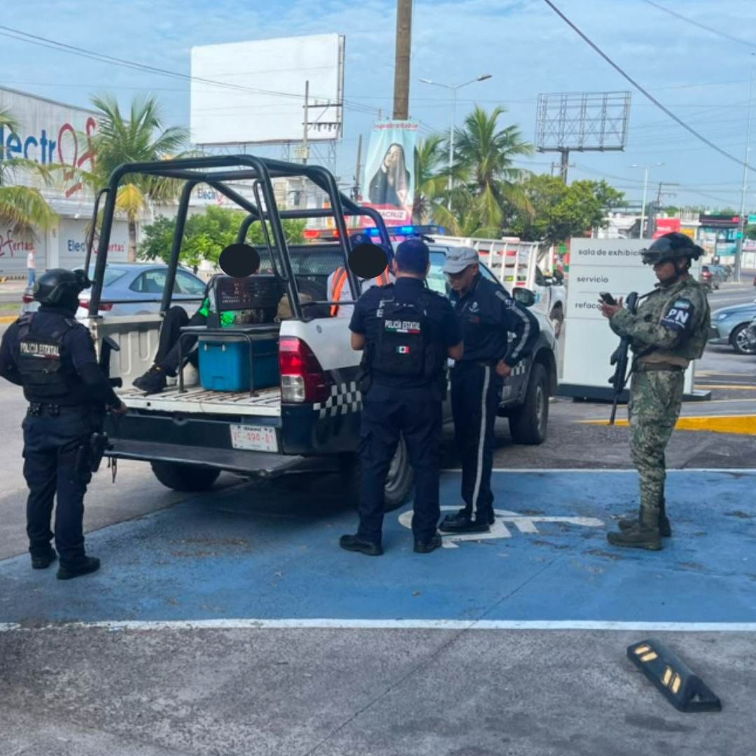 Dos detenidos en flagrancia por intento de robo en agencia de autos en Veracruz