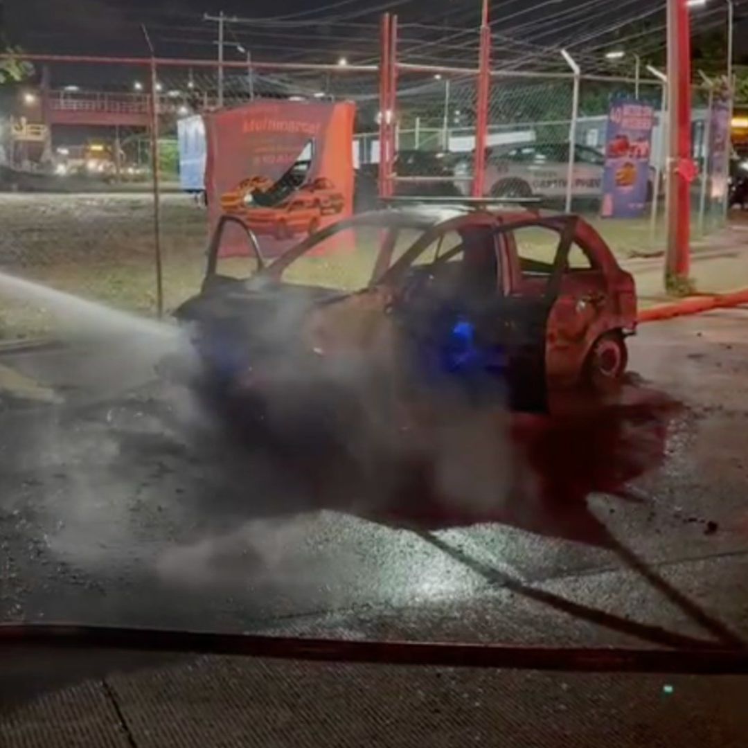 Taxi en llamas provoca movilización de cuerpos de emergencias en Coatzacoalcos al sur de Veracruz