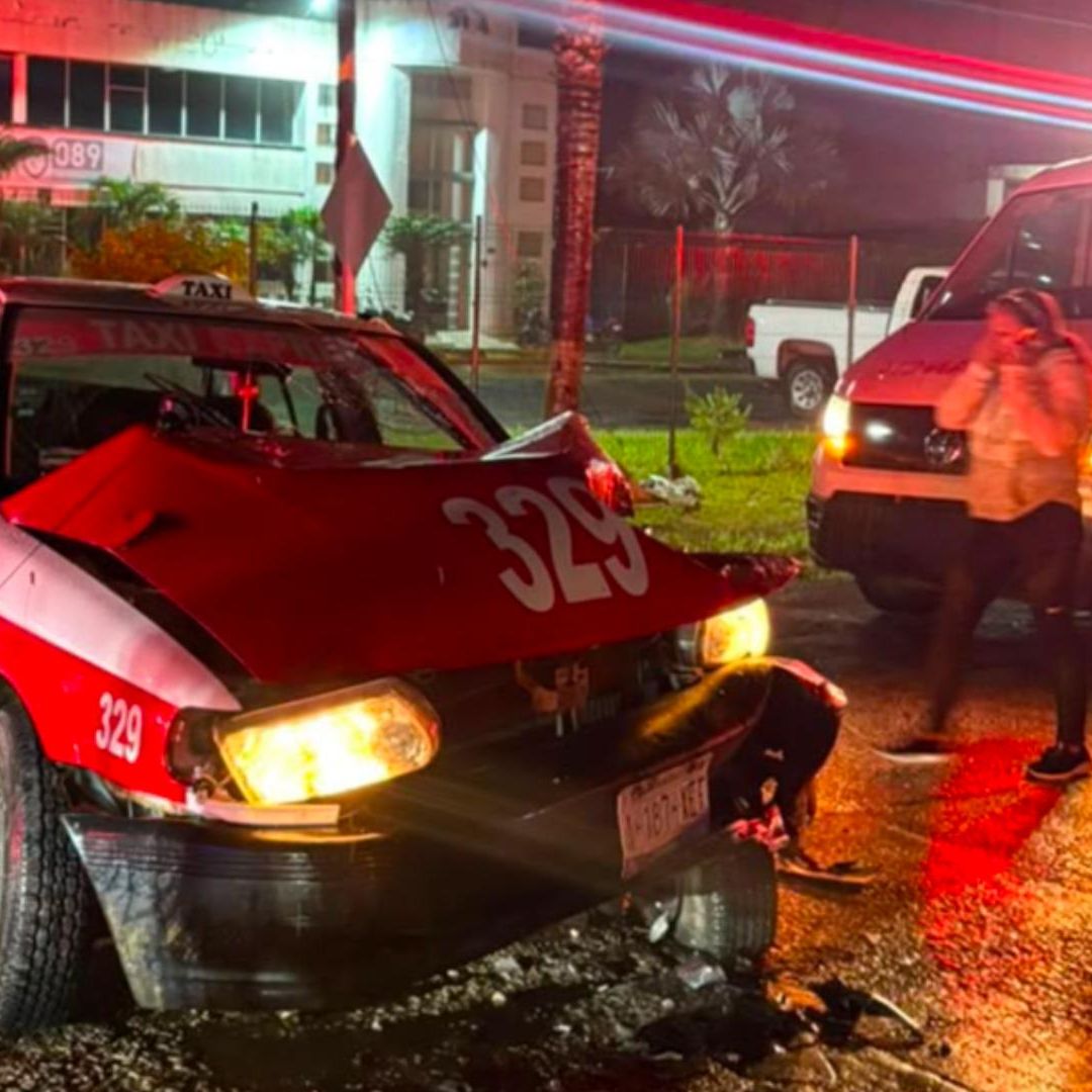 Chocan de frente un taxi y un auto en la carretera Fortín-Huatusco hay tres personas lesionadas.