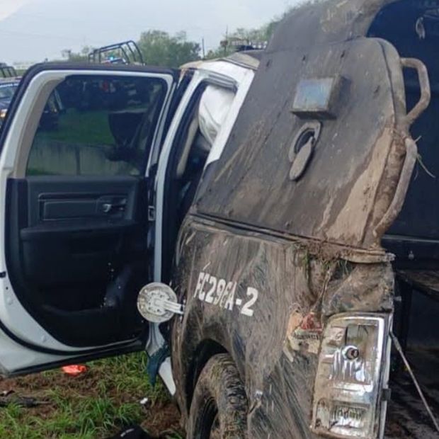 Camioneta volcada Fuerza Civil