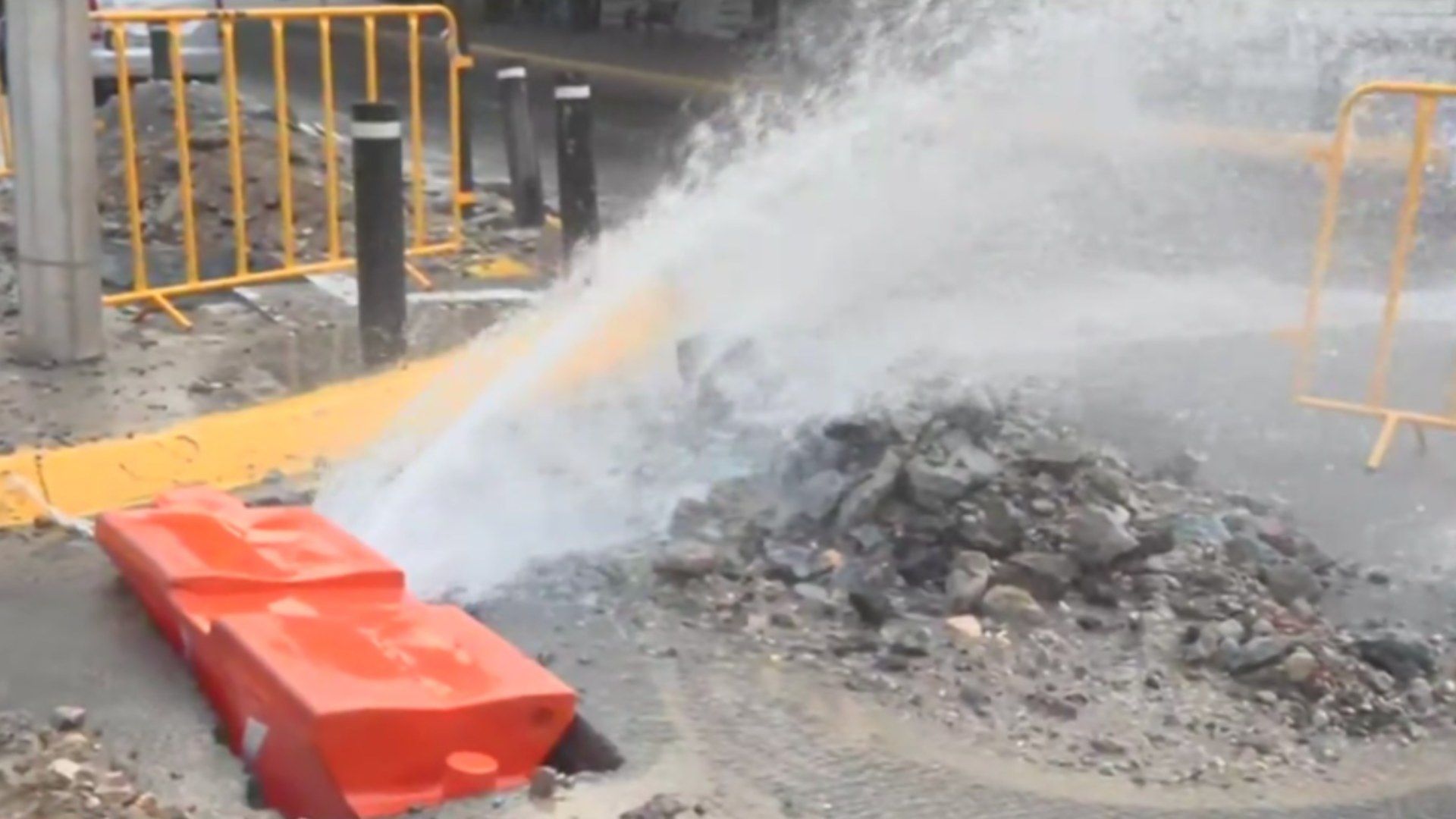 Fuga de agua potable en avenida Constitución