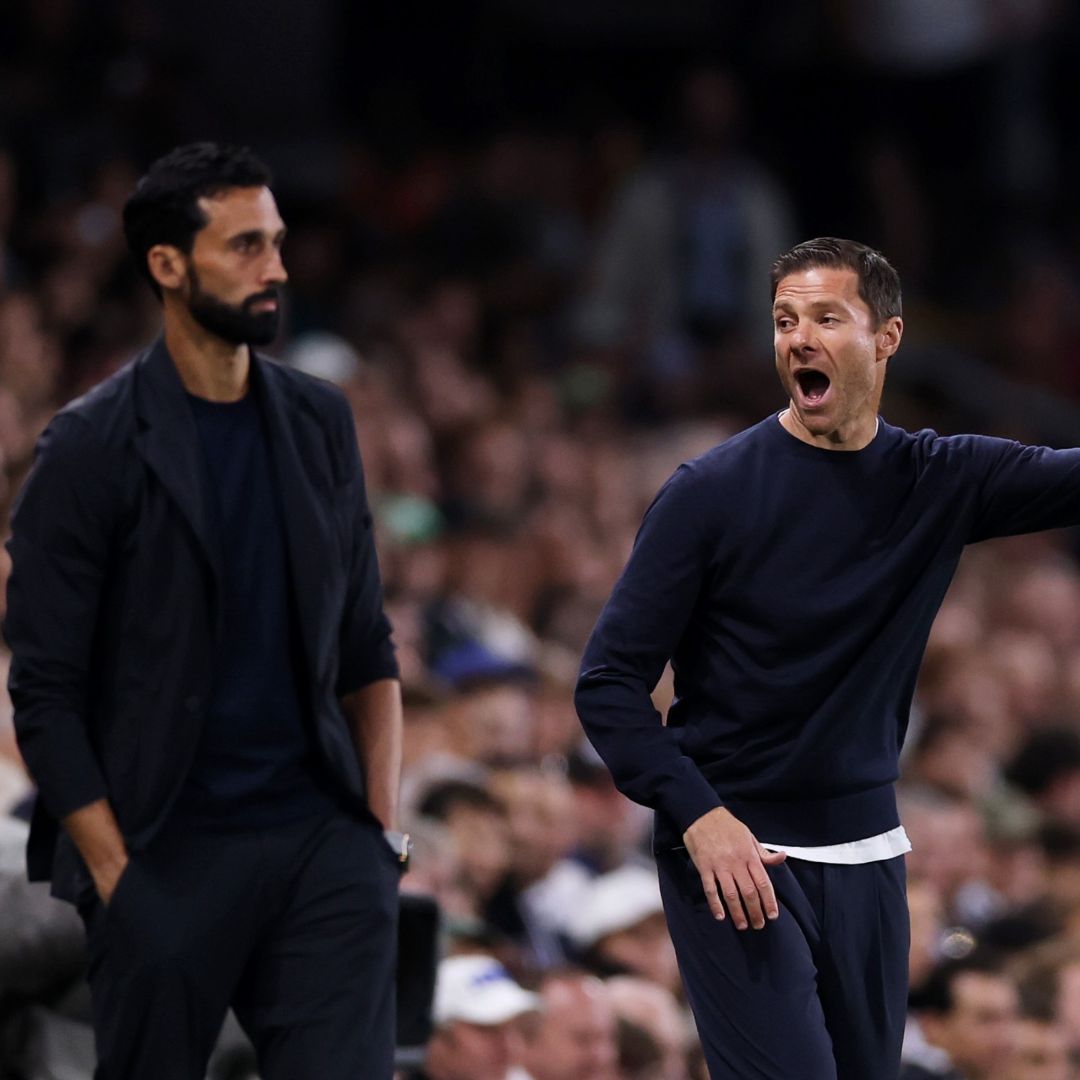 Álvaro Arbeloa y Xabi Alonso jugaron juntos en el Real Madrid y ahora son entrenadores rivales en la Liga Premier.