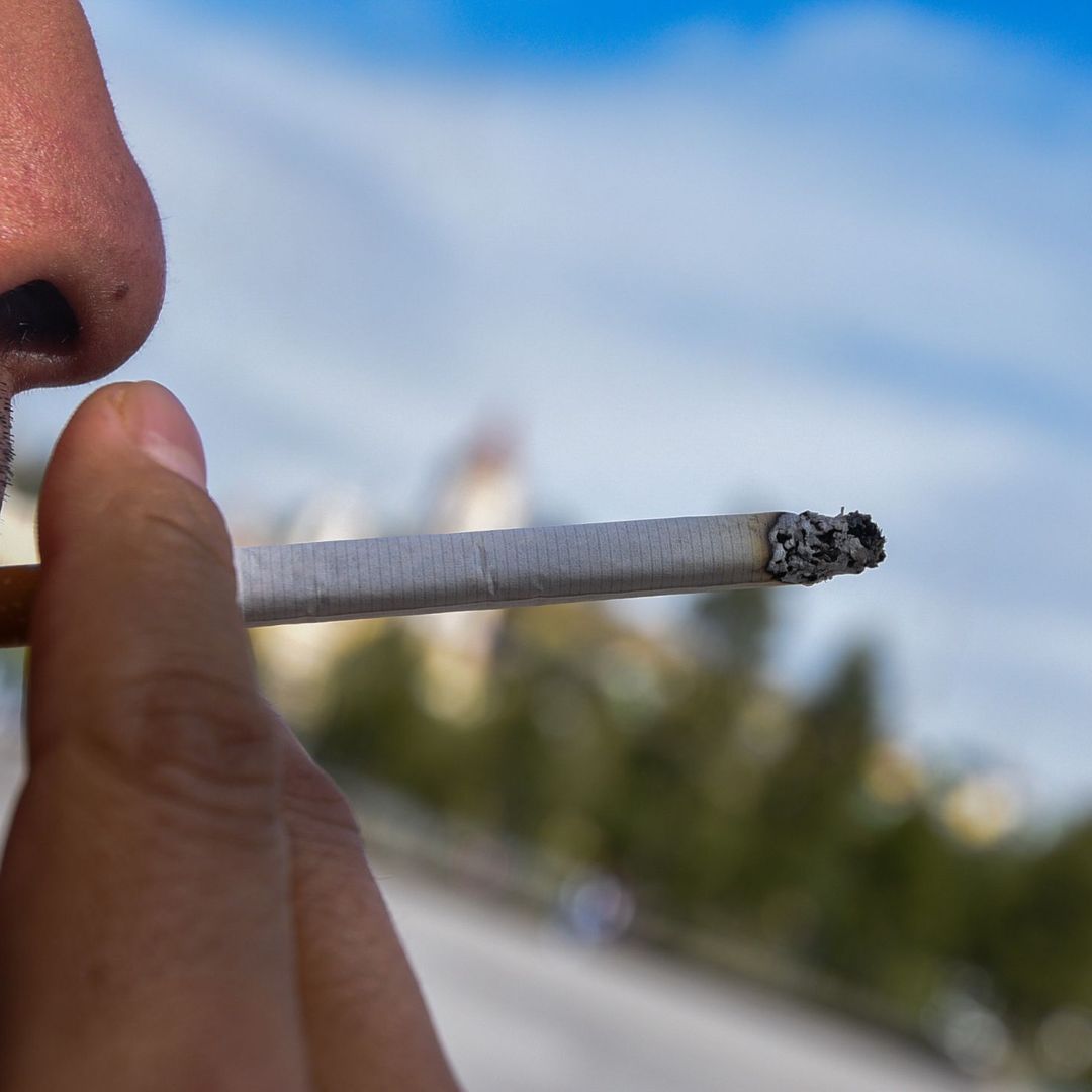 Hombre fuma cigarro