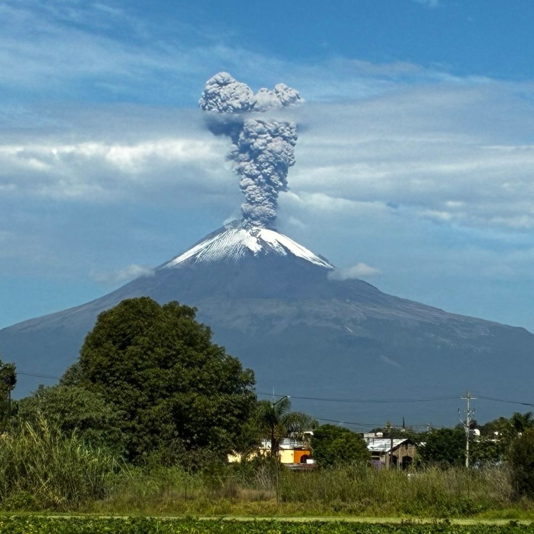 Fumarola del Volcán Popocatépetl vista desde Puebla.