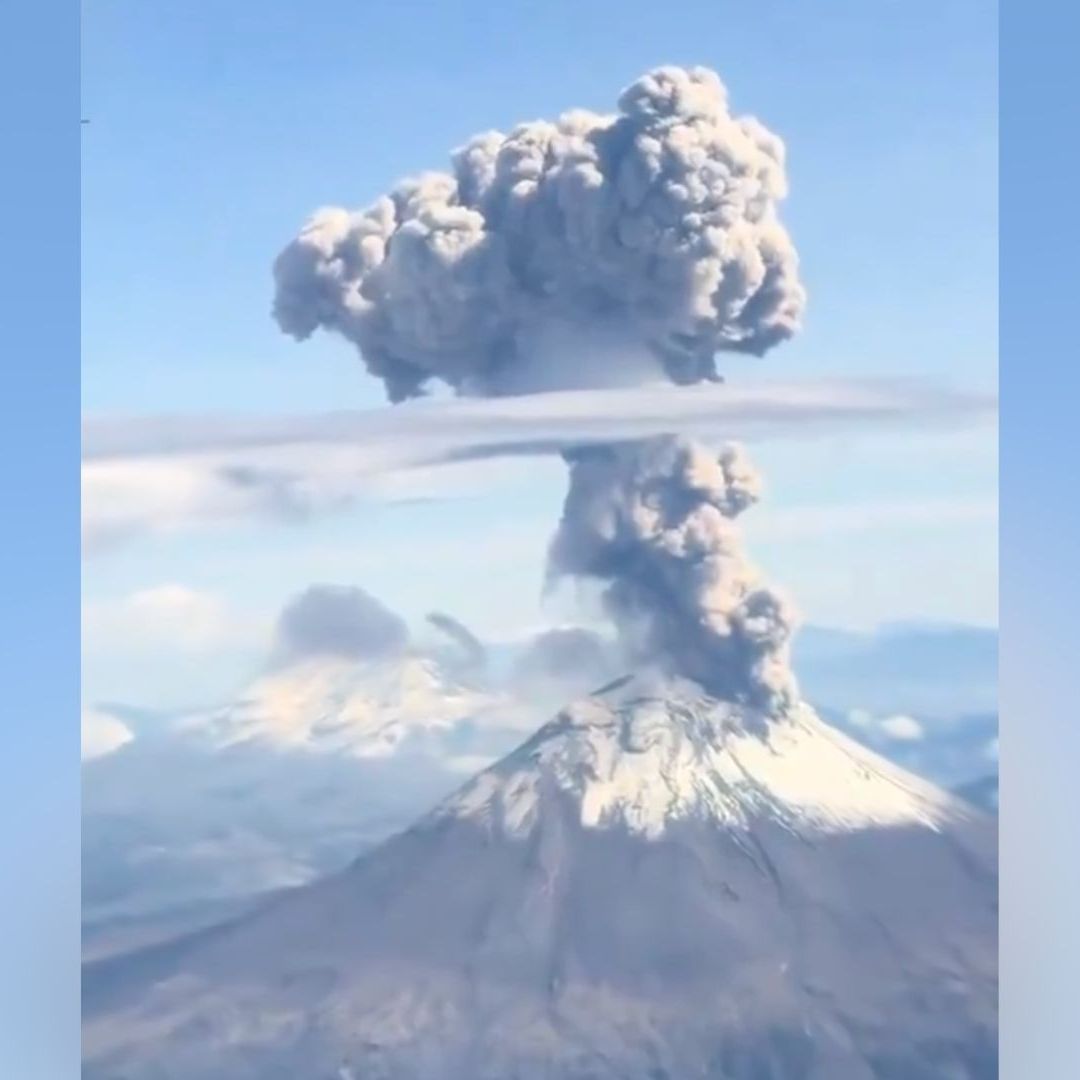 Fumarola Emitida Volcán Popocatépetl Captada Avión Puebla 24 Agosto 2026