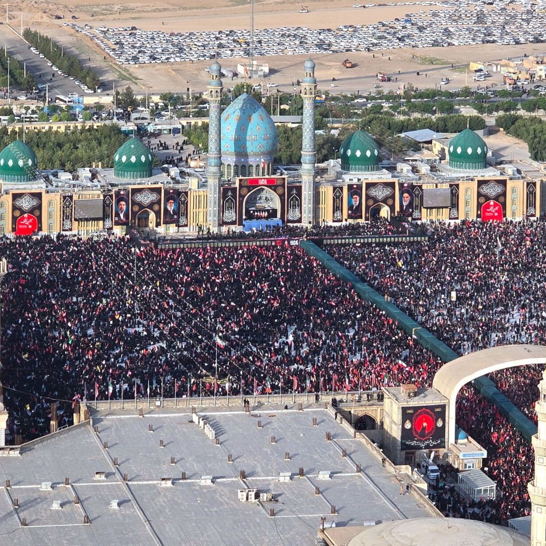Miles asisten a los funerales del líder supremo de Irán, Alí Jamenei, en la mezquita de Jamkaran, en Qom, Irán. Julio 7, 2026.