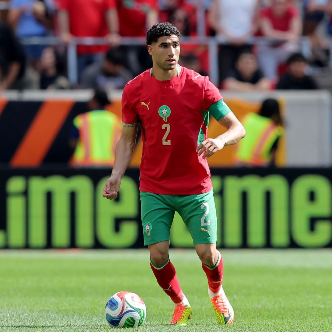 Achraf Hakimi, quien juega para el club París Saint-Germain, es habitualmente convocado por la Selección de Marruecos.