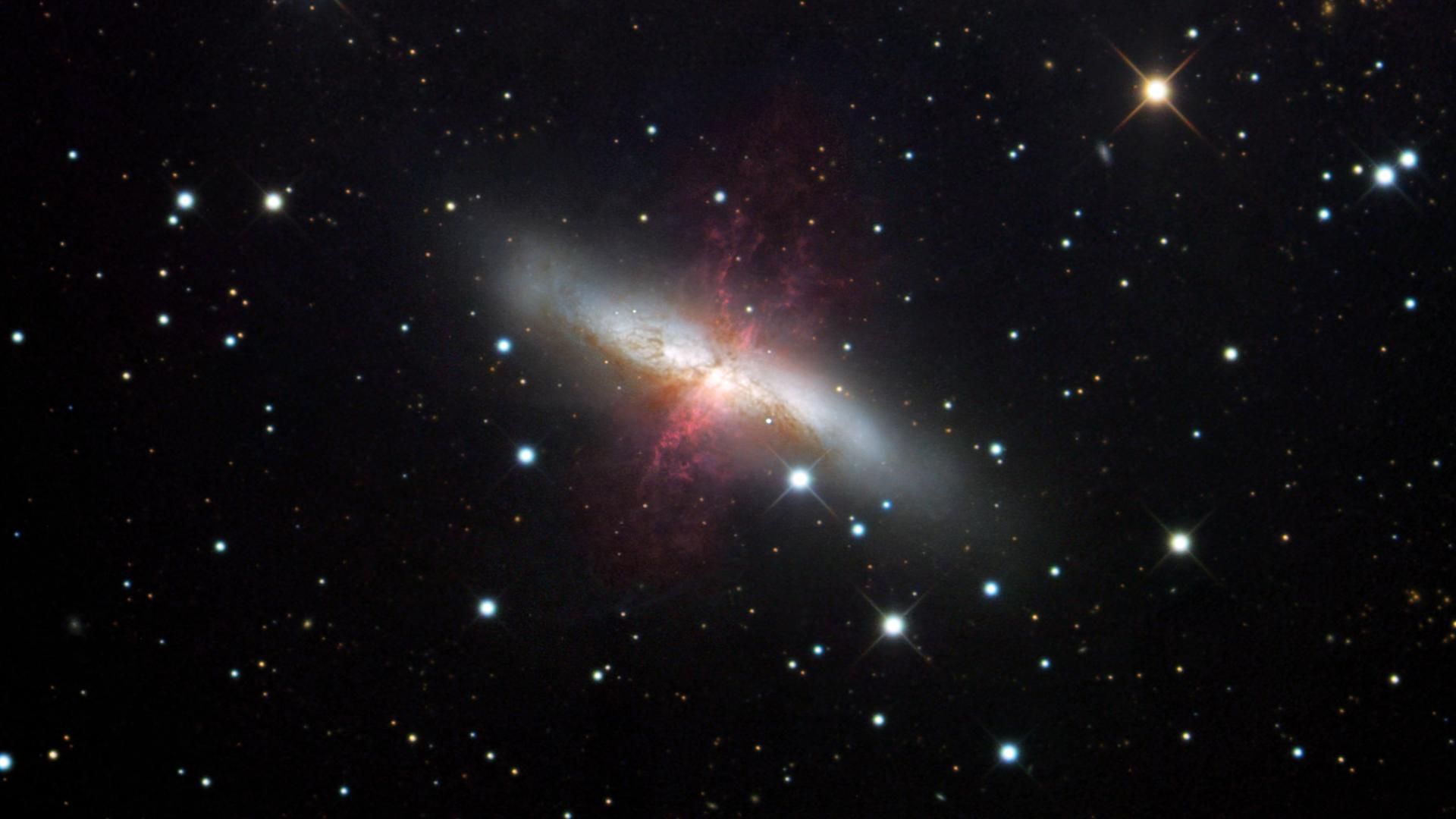 Fotografía de la galaxia Cigarro M82