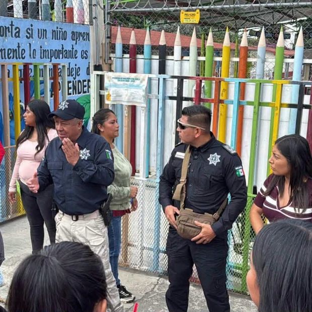 Protesta de padres de familia contra gasolinera cerca de un preescolar en Puebla.