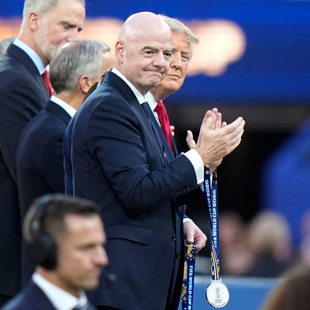 Gianni Infantino y Donald Trump durante entrega de medallas luego de la final del Mundial 2026.