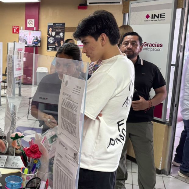 Gilberto Mora Causa Sensación en Módulo de Tijuana al Tramitar su INE tras Cumplir 18 Años