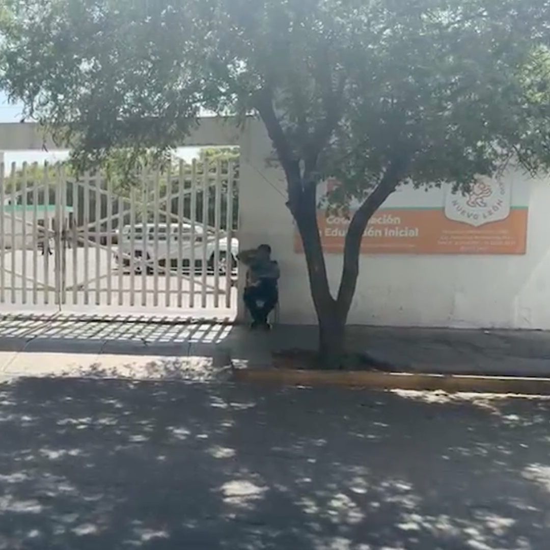 Golpean a guardia de seguridad en plantel educativo en Monterrey
