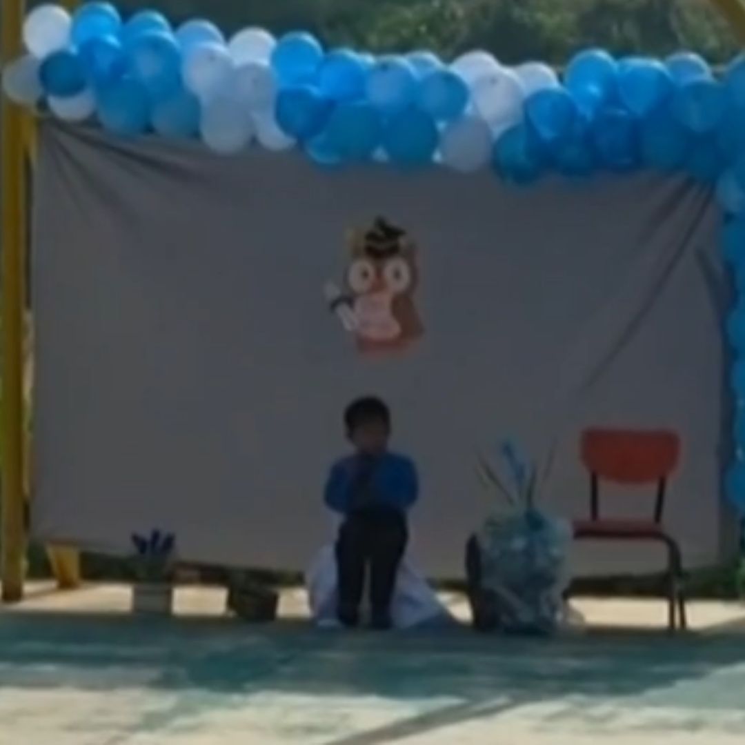 El Centro Preescolar "Niños Héroes" realizó la clausura del ciclo escolar solo con el pequeño Javier, un niño indígena ñuu savi.