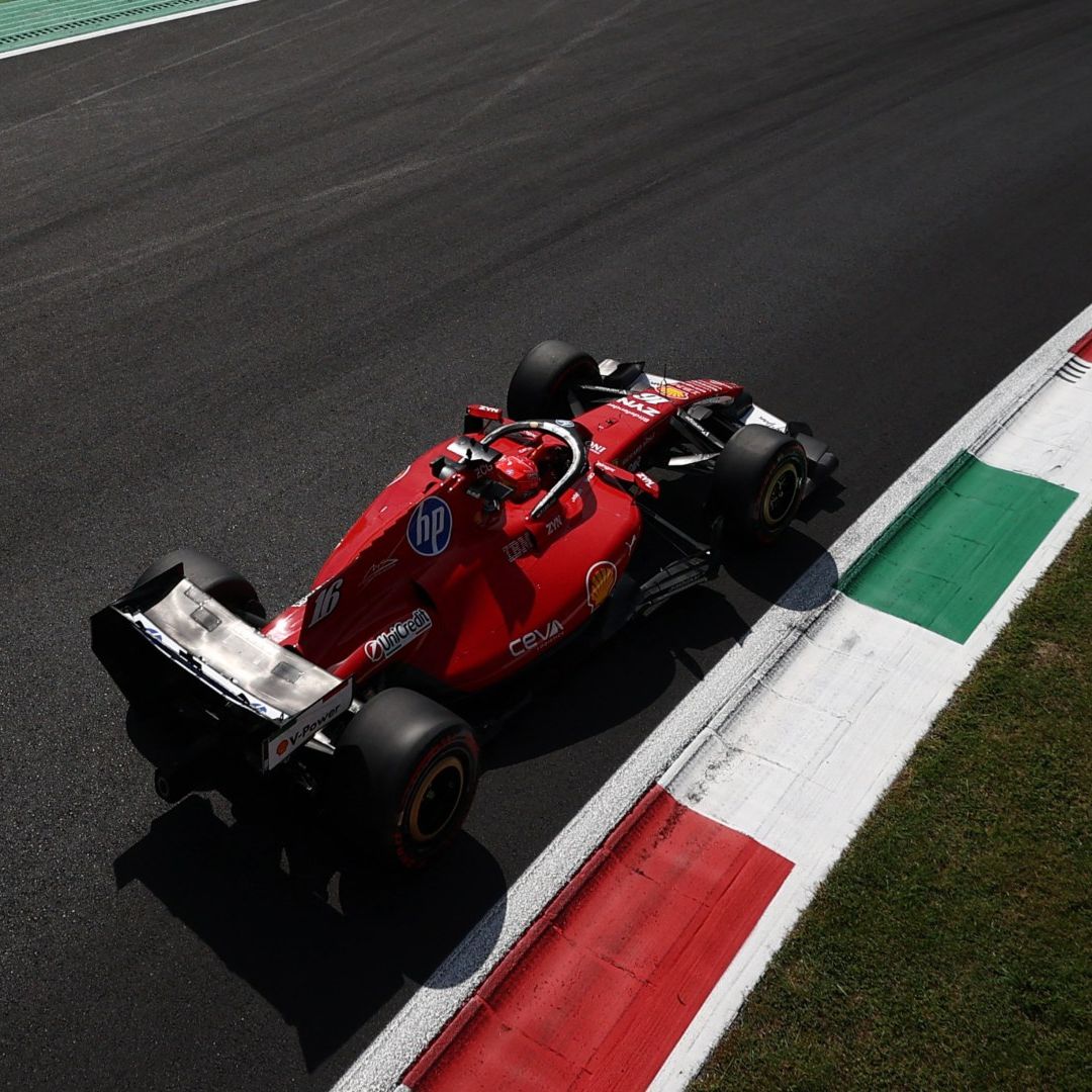 Charles Leclerc conduce su Ferrari durante el Gran Premio de Italia 2026.