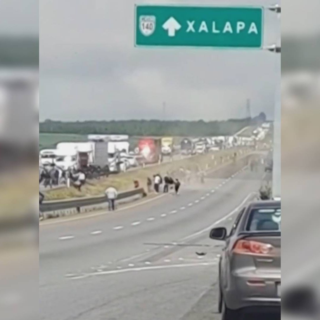 Granaderos Desalojan a Manifestantes en Autopista Xalapa-Perote por Venta de Agua