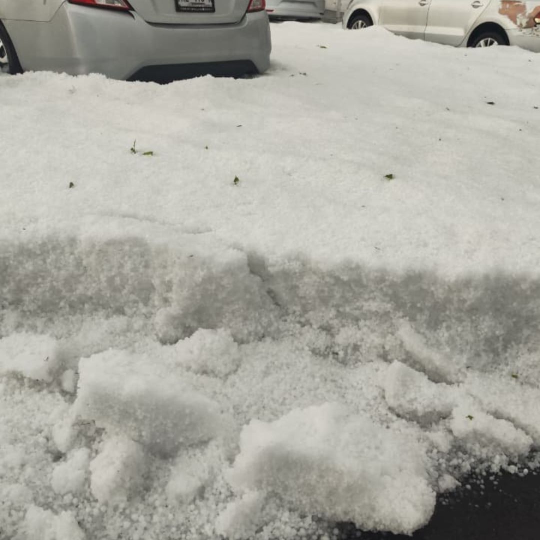 La Colonia Maravillas de Puebla se llenó de hielo tras la caída de granizo