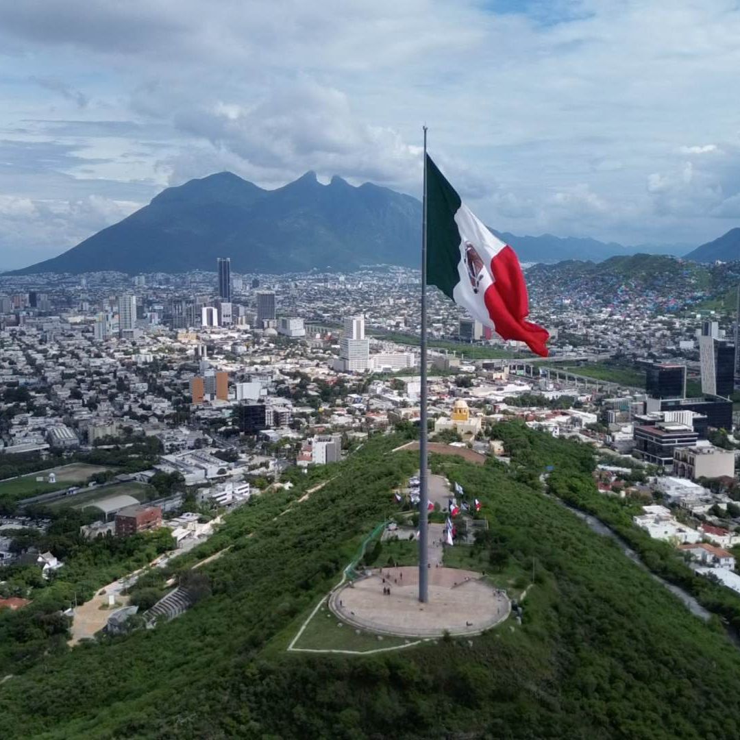 Bandera de México en el Obispado en Monterrey