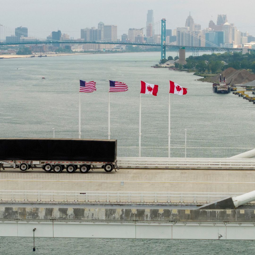 Un vehículo de carga cruza el puente que conecta a Canadá con EUA