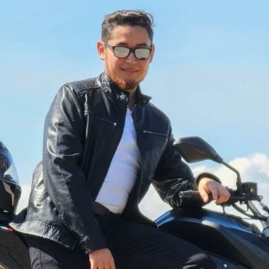 El joven junto con su vehículo y pertenencias no han sido localizados.