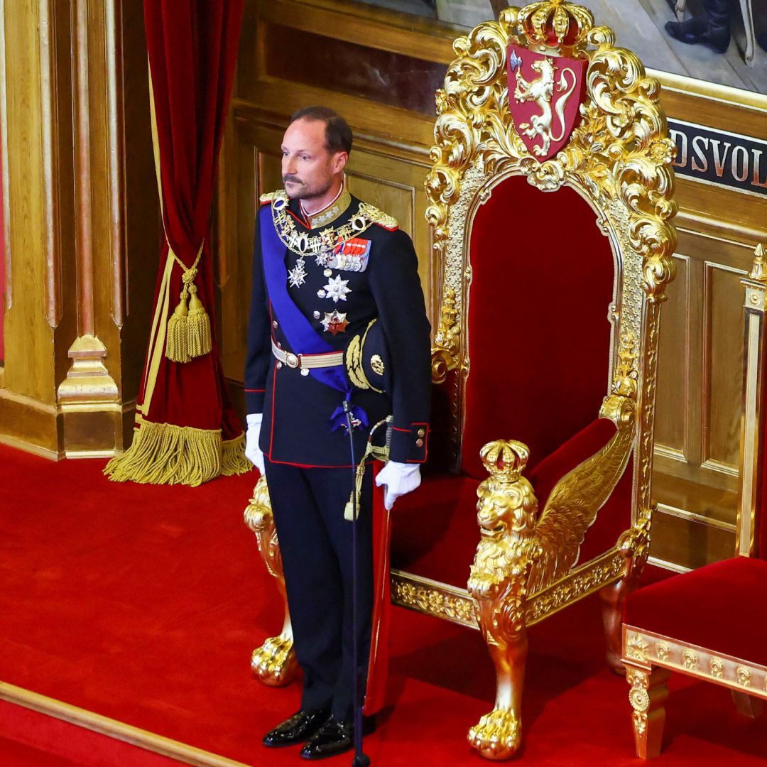 Rey Haakon VIII jura ante el Parlamento noruego
