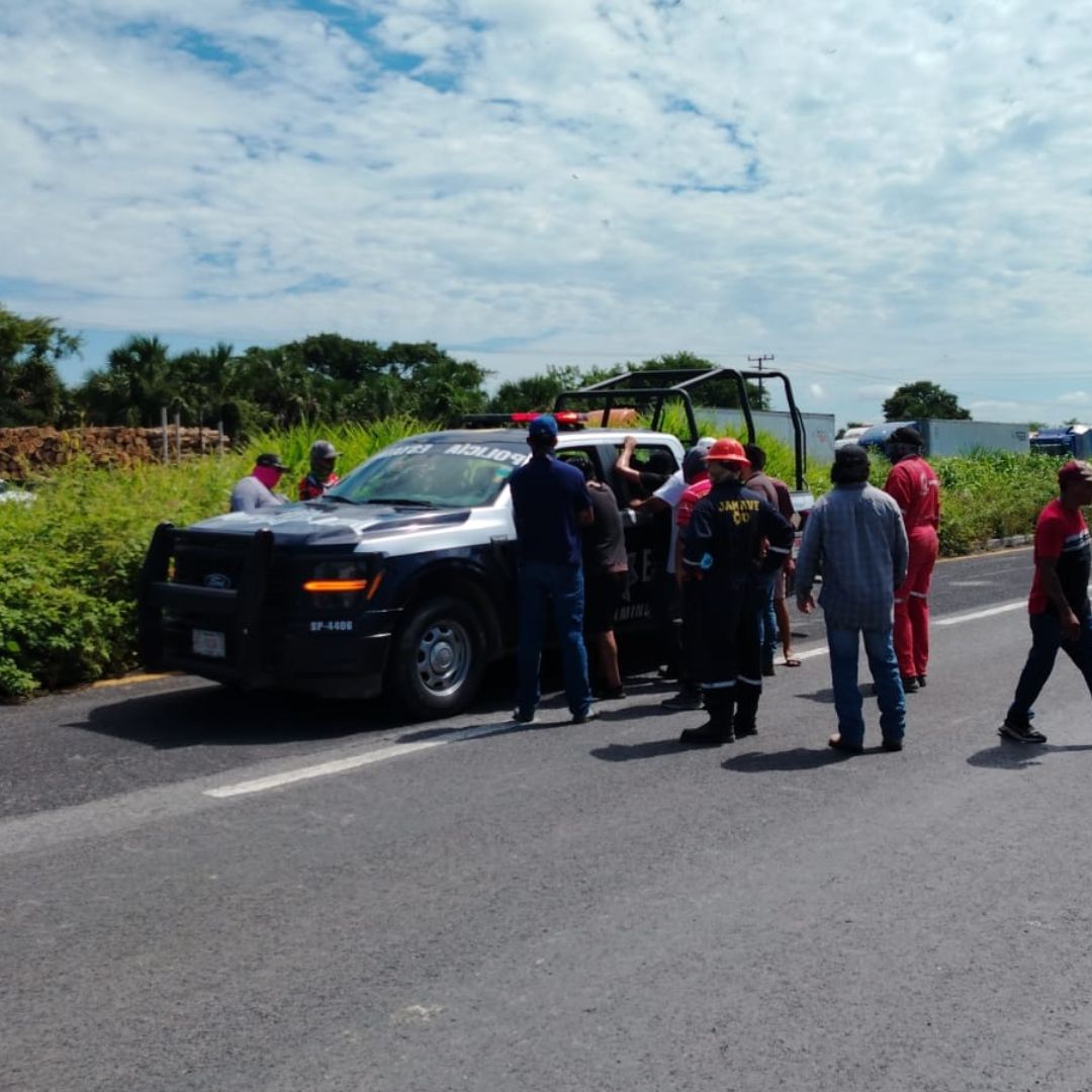 Habitantes de Tierra Blanca Bloquean Autopista La Tinaja-Cosamalopan