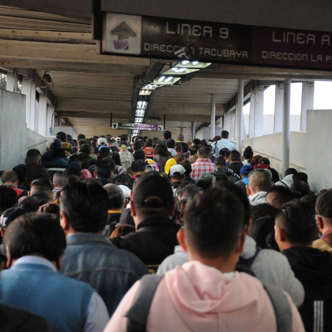 Decenas de personas usan el Metro de la CDMX