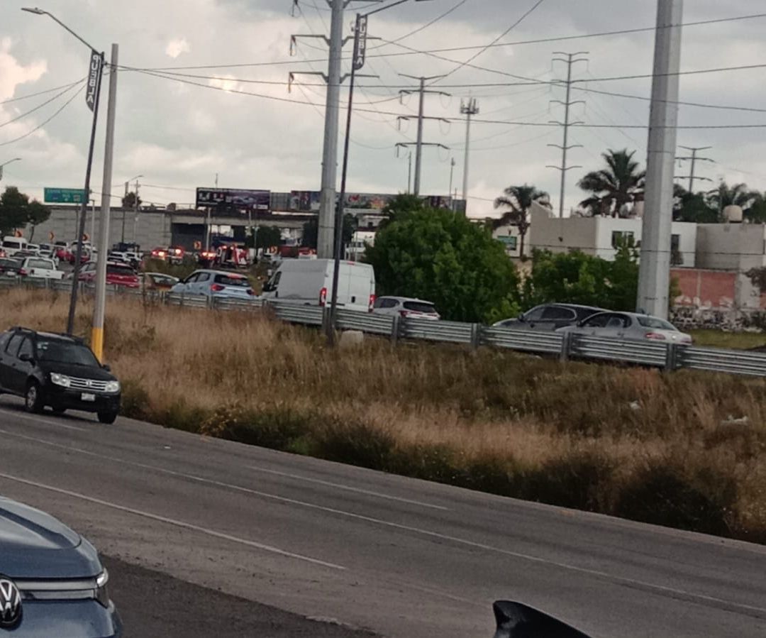 Una mujer fue atendida por Cruz Roja luego de bajarse de su vehículo.