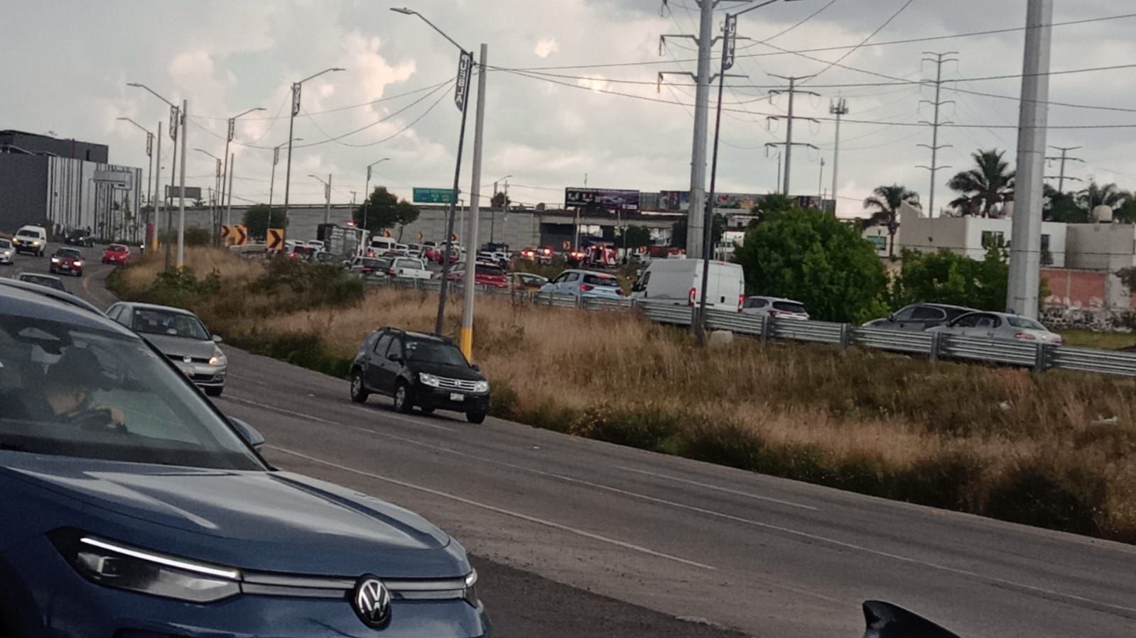 Una mujer fue atendida por Cruz Roja luego de bajarse de su vehículo.