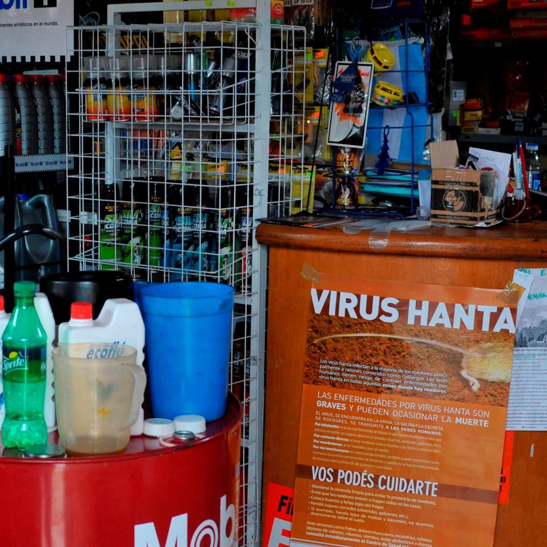 Una mujer trabaja en su tienda en Argentina luego de un brote de hantavirus, en enero 2019.