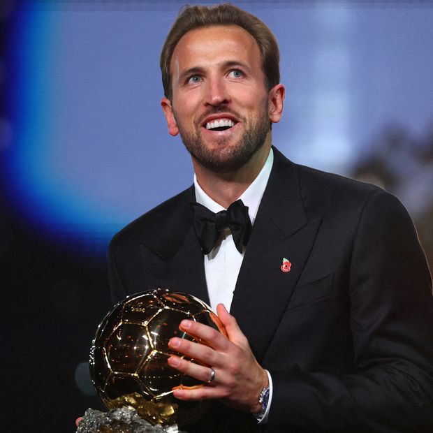 Harry Kane con el trofeo del Balón de Oro