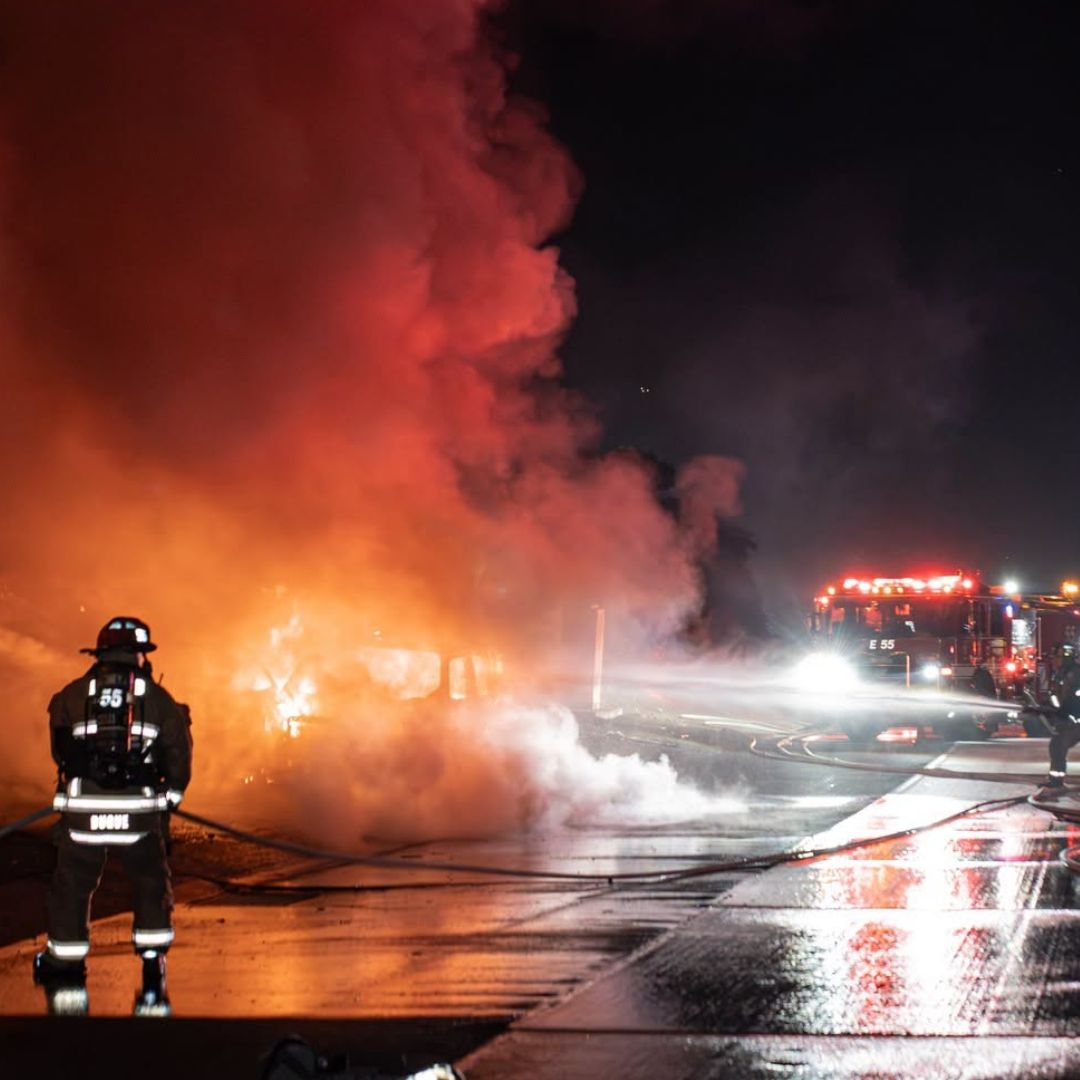 Bomberos trabajan para extinguir el fuego luego de que un helicoptero se estrelló en California.