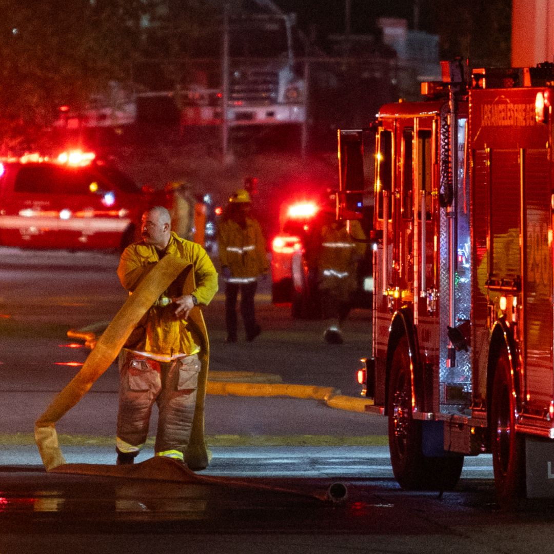 Bomberos laboran en la zona donde un helicóptero de la cadena NBC cayó, en Los Ángeles