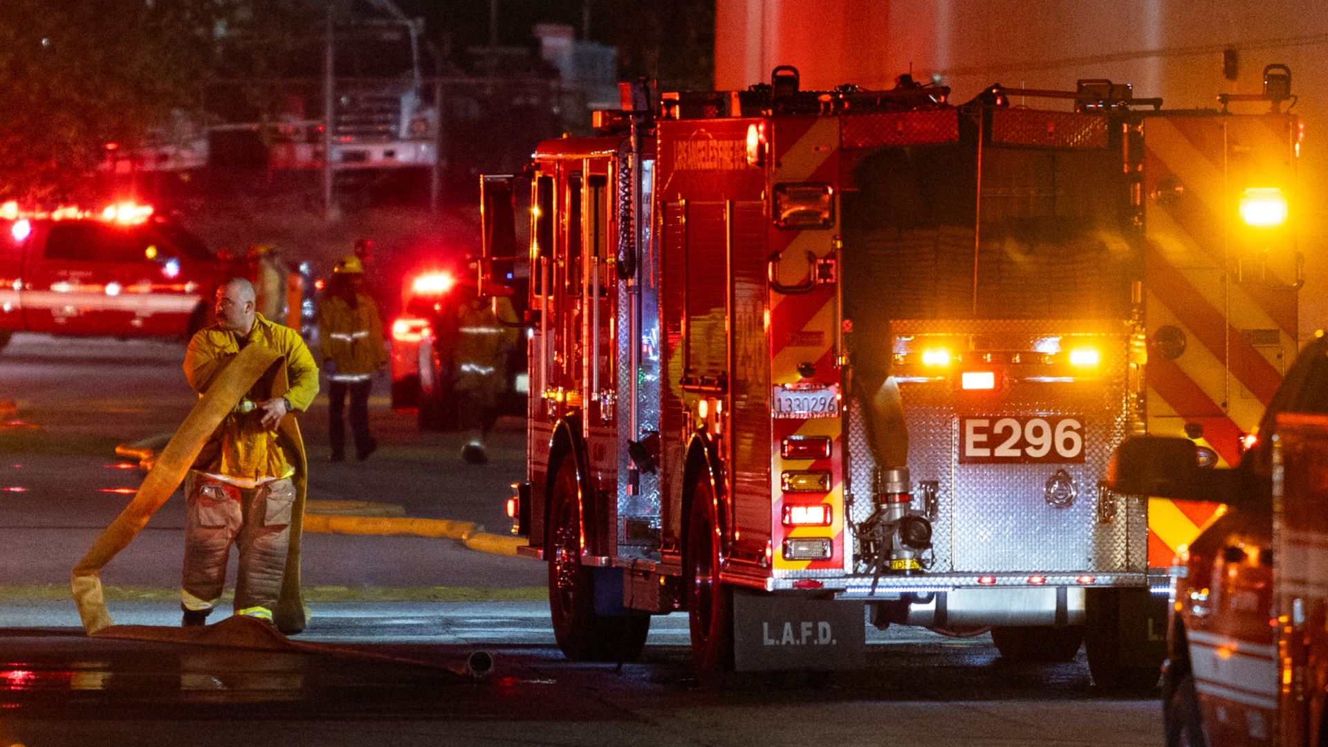 Helicóptero Se Estrella entre Edificios Comerciales en California; Hay 3 Muertos