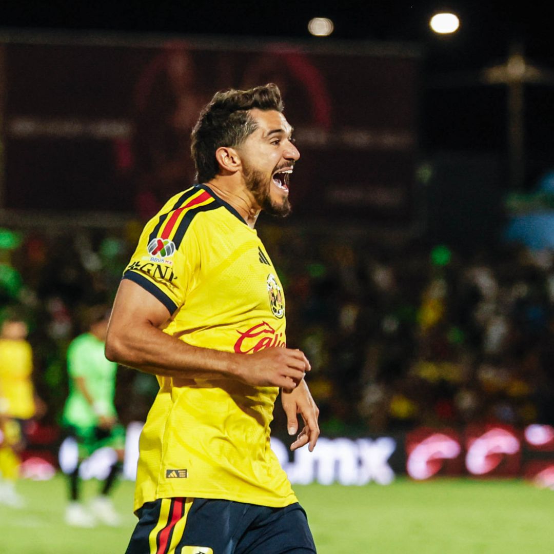 Henry Martín celebra uno de sus dos goles ante Juárez