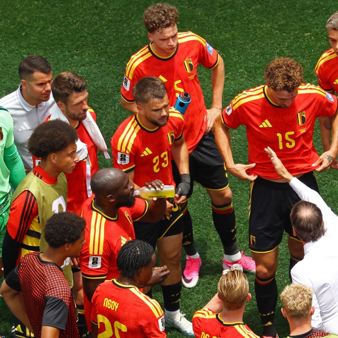 Los jugadores de la Selección de Bélgica reciben instrucciones durante la pausa de hidratación
