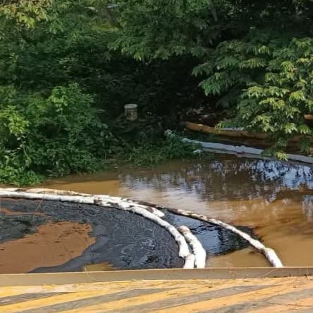Pemex responde contaminación arroyo Chacalapa