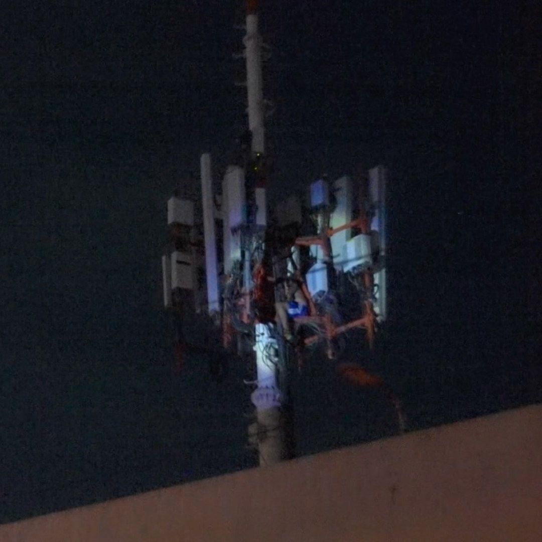 Hombre atrapado en antena de telefonía en Monterrey