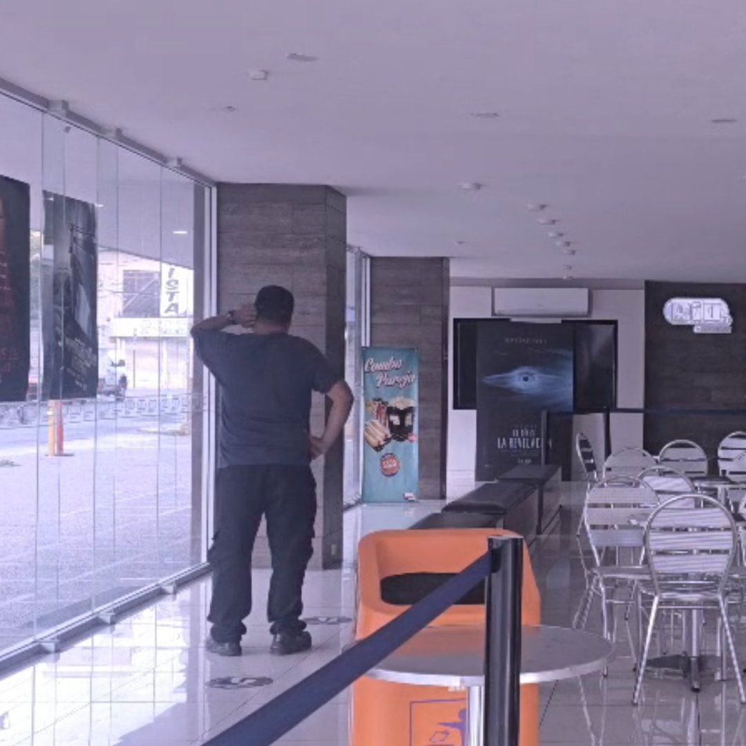 Hombre encerrado en cine