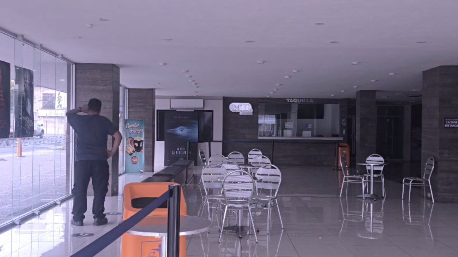 Hombre encerrado en cine